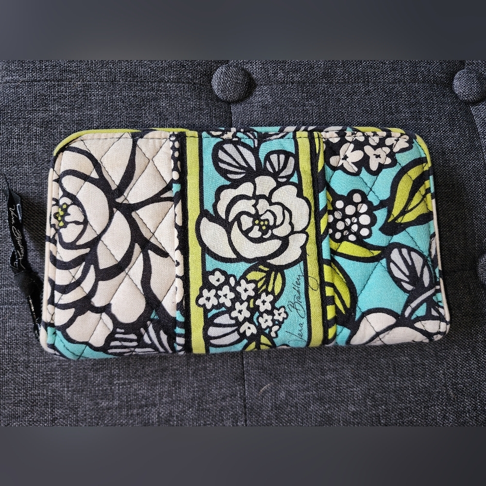 Preowned Vera Bradley Island Blooms cosmetic bag or wallet‎